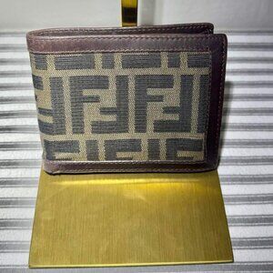 Fendi Zucca Bi-Fold Wallet – Khaki/Black Canvas – Auténtico y Elegante